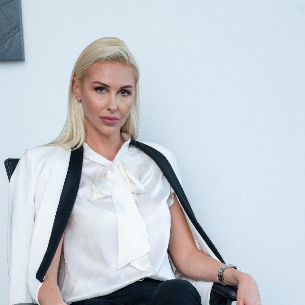 Irina Gradusova aka Irina Jad scamming people